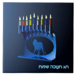 Shiny Blue Chanukkah Menorah Kakelplatta<br><div class="desc">En moderniserande,  metallisk,  blå Chanukkah-menorah,  med en lejon i silhouette,  mot en mörk,  natteliknande bakgrund. Alla nio ljusen är tända. Den hebreiska text som lyder "Chag Chanukkah Sameach" (Lycklig Hanukkah) förekommer också i blått och vitt ljus.</div>