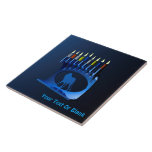 Shiny Blue Chanukkah Menorah Kakelplatta<br><div class="desc">En moderniserande,  metallisk,  blå Chanukkah-menorah,  med en lejon i silhouette,  mot en mörk,  natteliknande bakgrund. Alla nio ljusen är tända. Lägg till din egen text.</div>