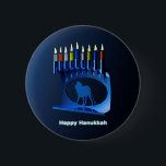 Shiny Blue Chanukkah Menorah Knapp<br><div class="desc">En moderniserande,  metallisk,  blå Chanukkah-menorah,  med en lejon i silhouette,  mot en mörk,  natteliknande bakgrund. Alla nio ljusen är tända. Texten "Lycklig Hanukkah" står också i blått och vitt.</div>