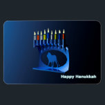 Shiny Blue Chanukkah Menorah Magnet<br><div class="desc">En moderniserande,  metallisk,  blå Chanukkah-menorah,  med en lejon i silhouette,  mot en mörk,  natteliknande bakgrund. Alla nio ljusen är tända. Texten "Lycklig Hanukkah" står också i blått och vitt.</div>