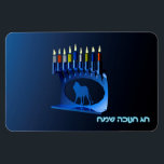 Shiny Blue Chanukkah Menorah Magnet<br><div class="desc">En moderniserande, metallisk, blå Chanukkah-menorah, med en lejon i silhouette, mot en mörk, natteliknande bakgrund. Alla nio ljusen är tända. Den hebreiska text som lyder "Chag Chanukkah Sameach" (Lycklig Hanukkah) förekommer också i blått och vitt ljus.</div>