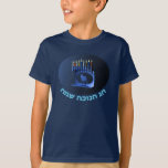 Shiny Blue Chanukkah Menorah T-shirt<br><div class="desc">En moderniserande,  metallisk,  blå Chanukkah-menorah,  med en lejon i silhouette,  mot en mörk,  natteliknande bakgrund. Alla nio ljusen är tända. Den hebreiska text som lyder "Chag Chanukkah Sameach" (Lycklig Hanukkah) förekommer också i blått och vitt ljus.</div>