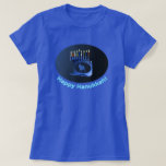 Shiny Blue Chanukkah Menorah Tee<br><div class="desc">En moderniserande,  metallisk,  blå Chanukkah-menorah,  med en lejon i silhouette,  mot en mörk,  natteliknande bakgrund. Alla nio ljusen är tända. Den hebreiska text som lyder "Chag Chanukkah Sameach" (Lycklig Hanukkah) förekommer också i blått och vitt ljus.</div>