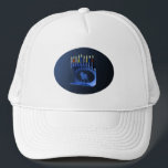 Shiny Blue Chanukkah Menorah Truckerkeps<br><div class="desc">En moderniserande,  metallisk,  blå Chanukkah-menorah,  med en lejon i silhouette,  mot en mörk,  natteliknande bakgrund. Alla nio ljusen är tända.</div>