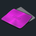 Shiny-polerad metallisk bakgrund med djup rosa laptop fodral<br><div class="desc">Elegant moderna djupa rosor polerar metalltryck i struktur. Valfritt monogram.</div>