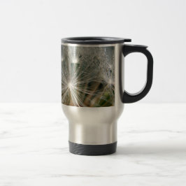 Shinyvattendroppar på en vit dandelion resemugg