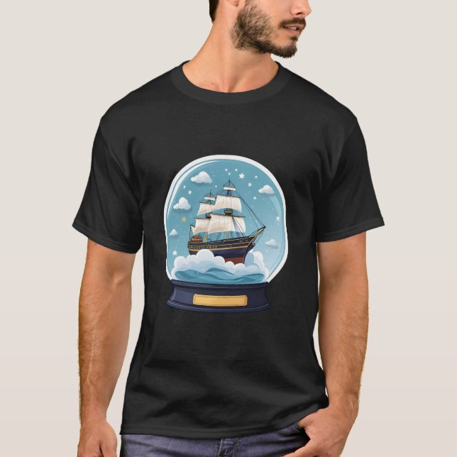 Ship Sailing in Starry Snow Globe. T Shirt (Framsida)