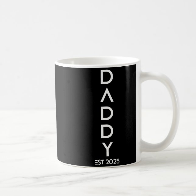 Shirt Daddy Est 2025 New Dad Baby Reveal Gift Tee  Kaffemugg (Höger)