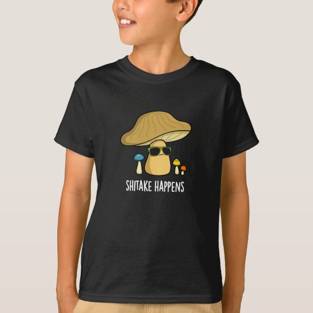 Shitake Happens Funny Mushroom Pun Mörk BG T Shirt (Framsida)