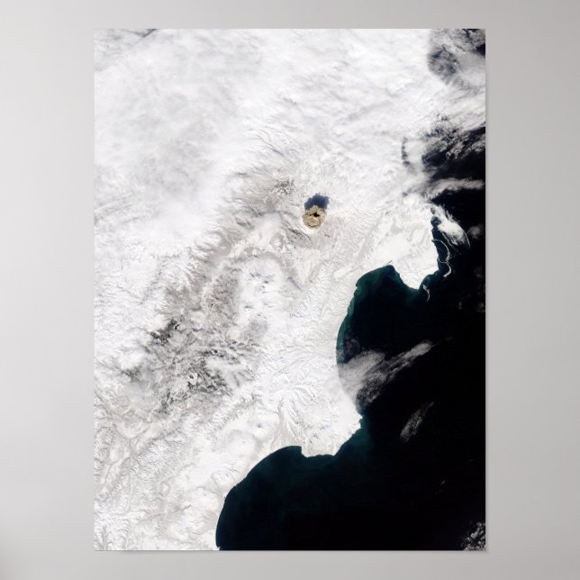 Shiveluch Volcano in Kamchatka Krai, Ryssland Poster (Framsidan)