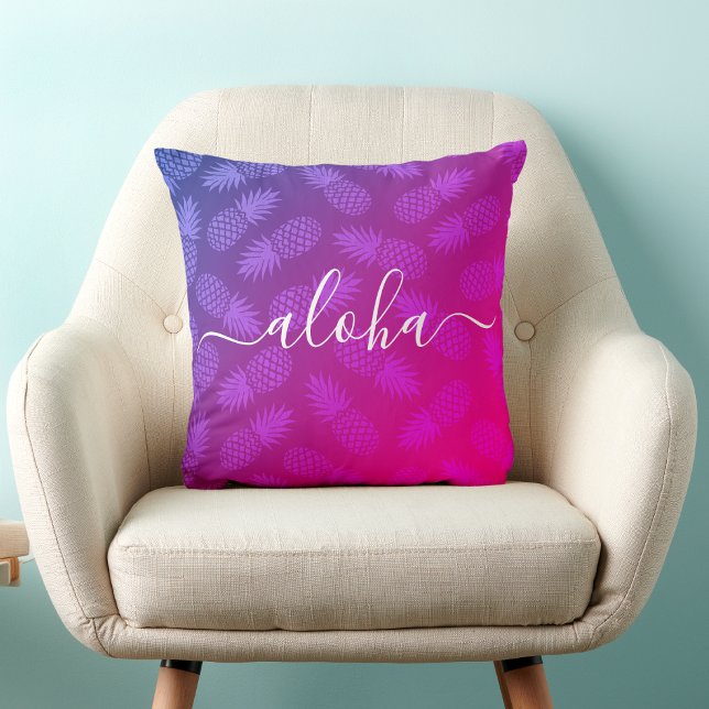 Shock rosa Aloha Script Pineapple Mönster Tropical Kudde (Skapare uppladdad)