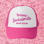 Shock rosa Bachelorette Personlig Truckerkeps<br><div class="desc">Tryck på Bride Squad i matchande Shock rosa Bachelorette-truckerkepsar. Toppen söt för dina dagar eller nätter ut och fira din bestie. Personlig med bridens namn överst och Bachelorette i ett retro 90-tal-skript. Texten "Bride Squad" kan också anpassas med "Team Bride" "Bride Tribe" eller Location eller gästens namn. Många skuggor av...</div>