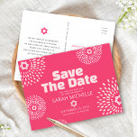 Shock rosa Bat mitzvah Spara datumet för starten f Inbjudan Vykort<br><div class="desc">Se till att alla dina vänner och släktingar kan fira din dotters milstolpe Bat mitzvah! Skicka ut den här roligten, boho retro, personlig "Save the Date"-vykort. Retrovit och rosa blomstrar med David Stars, liksom modig rosa och vit sans serif-typografi, övertäcker en ljus shock rosa korallbakgrund. Anpassa anpassningsbarna till Bat mitzvah...</div>