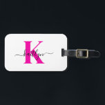 Shock rosa Black Initial Namn Monogrammed Bagagebricka<br><div class="desc">Den här enkla, elegant vita bagagetaggen med första namn i ett skrivteckensnitt i trendiget som skrivs över första gången i ett modernt teckensnitt i shock rosa på ena sidan och ett kort för ditt namn, adress och mobila nummer på den andra sidan skulle se fantastisk ut på dina resväskor. Det...</div>