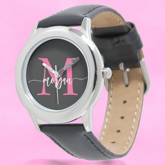 Shock rosa Black Modern Script Girls Monogram Namn Armbandsur (Skapare uppladdad)