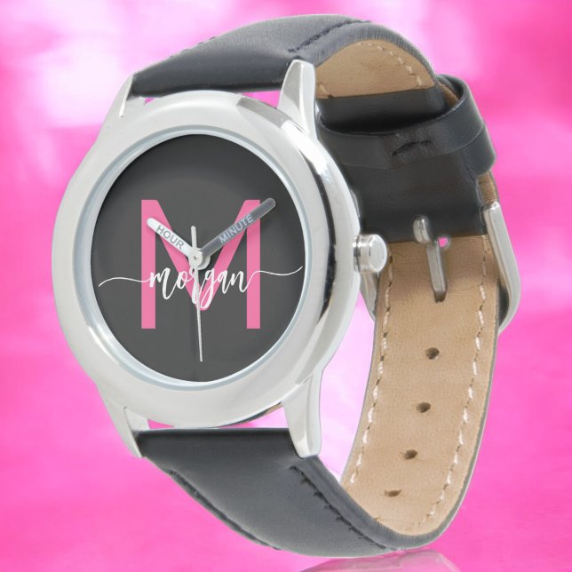 Shock rosa Black Modern Script Girls Monogram Namn Armbandsur (Skapare uppladdad)