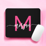 Shock rosa Black Modern Script Girly Monogram Namn Musmatta<br><div class="desc">Lägg till en popup med färg på arbetsytan med Shock rosa Modern Script Girly Monogram Namn Mouse Pad! Den här musknappen blandar stil med praktisk användning och har en levande shock rosa och personlig med ditt namn i ett modernt skript i chicen. Det släta yta säkerställer att musen rörelser exakt,...</div>