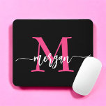 Shock rosa Black Modern Script Girly Monogram Namn Musmatta<br><div class="desc">Lägg till en popup med färg på arbetsytan med Shock rosa Modern Script Girly Monogram Namn Mouse Pad! Den här musknappen blandar stil med praktisk användning och har en levande shock rosa och personlig med ditt namn i ett modernt skript i chicen. Det släta yta säkerställer att musen rörelser exakt,...</div>