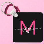Shock rosa Black Modern Script Girly Monogram Namn Nyckelring<br><div class="desc">Behålla nycklar i stil med vår Shock rosa, moderna skriptkedja med gigantiskt monogram Namn-nyckelkedja! Den här nyckelkedjan har en sjudande shock rosa och är en personlig med ditt namn i ett modernt skript i chicen för en anpassningsbar och ett modest tryck. Perfekt för att tillföra lite luft till nycklar eller...</div>
