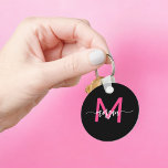 Shock rosa Black Modern Script Girly Monogram Namn Nyckelring<br><div class="desc">Behålla nycklar i stil med vår Shock rosa, moderna skriptkedja med gigantiskt monogram Namn-nyckelkedja! Den här nyckelkedjan har en sjudande shock rosa och är en personlig med ditt namn i ett modernt skript i chicen för en anpassningsbar och ett modest tryck. Perfekt för att tillföra lite luft till nycklar eller...</div>