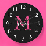 Shock rosa Black Modern Script Girly Monogram Namn Stor Klocka<br><div class="desc">Gör ett fet påstående i ditt rum med vår Shock rosa Modern Script Girly Monogram Namn Large Clock! Den här klockan har en sjudande shock rosa och personlig med ditt namn i ett modernt skript i eleganten och lägger till snyggt och personlig beröring till vilket rum som helst. Perfekt för...</div>
