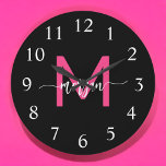 Shock rosa Black Modern Script Girly Monogram Namn Stor Klocka<br><div class="desc">Gör ett fet påstående i ditt rum med vår Shock rosa Modern Script Girly Monogram Namn Large Clock! Den här klockan har en sjudande shock rosa och personlig med ditt namn i ett modernt skript i eleganten och lägger till snyggt och personlig beröring till vilket rum som helst. Perfekt för...</div>