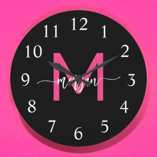 Shock rosa Black Modern Script Girly Monogram Namn Stor Klocka