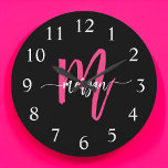 Shock rosa Black Modern Script Girly Monogram Namn Stor Klocka<br><div class="desc">Gör ett fet påstående i ditt rum med vår Shock rosa Modern Script Girly Monogram Namn Large Clock! Den här klockan har en sjudande shock rosa och personlig med ditt namn i ett modernt skript i eleganten och lägger till snyggt och personlig beröring till vilket rum som helst. Perfekt för...</div>