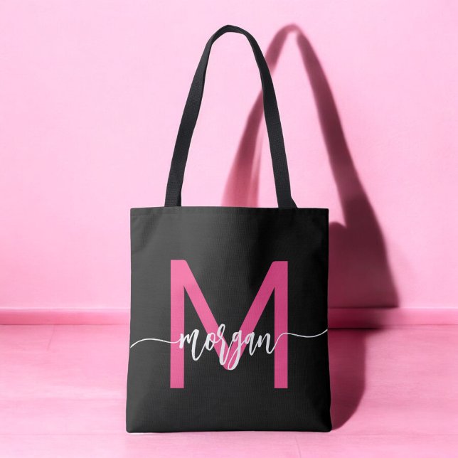 Shock rosa Black Modern Script Girly Monogram Namn Tygkasse (Skapare uppladdad)