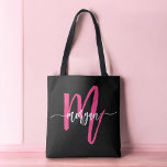 Shock rosa Black Modern Script Girly Monogram Namn Tygkasse<br><div class="desc">Bär med dig det du behöver i stil med vår Shock rosa Modern Script Girly Monogram Namn Tote Bag! Den här shock rosa har en fetstilt design och är en personlig med ditt namn i ett modernt skript i chicen för ett trendig, ett anpassningsbar utseende. Perfekt för inköp, skola eller...</div>