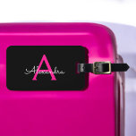 Shock rosa Black Script Girly Monogram Namn Bagagebricka<br><div class="desc">Svart och Shock rosa Monogram Lägg till din egen Märkre för Namn-skript. märkrn gör perfekten söt 16 födelsedag,  bröllop,  möhippa,  babydusch eller bachelorette-fest för någon som dekorerar hennes rum i stil.</div>