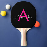 Shock rosa Black Script Girly Monogram Namn Pingisracket<br><div class="desc">Svart och Shock rosa Monogram Namn Ping Pong Paddle. Det gör perfekten söt 16-årsjubileum,  bröllop,  möhippa,  årsdag,  babydusch eller bachelorette-fest för någon som glam lyxen och chic stilar i kärlek.</div>