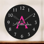 Shock rosa Black Script Girly Monogram Namn Rund Klocka<br><div class="desc">Shock rosa och svart Enkelt skript Monogram Namn Clock. Det gör perfekten söt 16-årsdag,  bröllop,  möhippa,  årsdag,  barndusch eller filmfest för någon som kärlek glam lyx och chic stilar.</div>