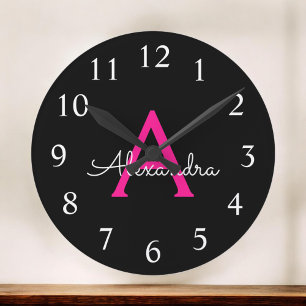 Shock rosa Black Script Girly Monogram Namn Rund Klocka