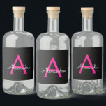 Shock rosa Black Script Girly Monogram Namn Spritflaskor Etikett<br><div class="desc">Svart och Shock rosa Monogram Namn Liquor (Vodka,  Whiskey,  Gin,  Rum) Flaska-etikett. Det gör perfekten söt 16-årsjubileum,  bröllop,  möhippa,  årsdag,  babydusch eller bachelorette-fest för någon som glam lyxen och chic stilar i kärlek.</div>