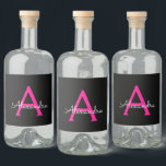 Shock rosa Black Script Girly Monogram Namn Spritflaskor Etikett<br><div class="desc">Svart och Shock rosa Monogram Namn Liquor (Vodka,  Whiskey,  Gin,  Rum) Flaska-etikett. Det gör perfekten söt 16-årsjubileum,  bröllop,  möhippa,  årsdag,  babydusch eller bachelorette-fest för någon som glam lyxen och chic stilar i kärlek.</div>
