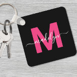 Shock rosa Black Script Namn Monogram Nyckelring<br><div class="desc">Skapa Snyggten Modern Anpassningsbar Black and Rosa Monogram Square Keychain. Den här eleganta nyckelkedjan med kvadratiska nycklar ger en modern och personlig beröring åt dina vardagsbehov. Utformningen har ett fet shock rosa monogram som inledningsvis är centrerat på en solid svart bakgrund, med ditt namn i ett vitt skript som är...</div>