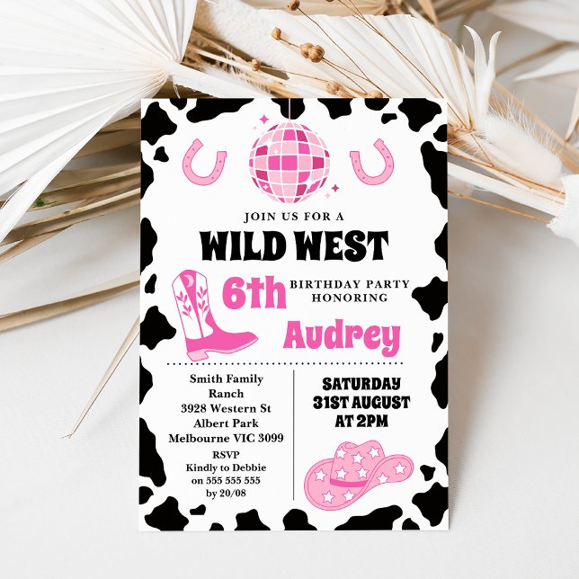 Shock rosa Black Vilda western Cowgirl Birthday Inbjudningar (Hot pink and black girls cowgirl, wild west or western themed birthday invitation with disco ball.)