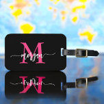 Shock rosa Black World Traveler Monogram Namn Bagagebricka<br><div class="desc">Resa i stil med vår Shock rosa World Traveler Karta Monogram Namn Luggage Tag! Den här märkrn har en sjudande shock rosa och en världskarta bakgrund och är personlig med ditt namn och monogram i ett chic. Perfekt för att identifiera ditt bagage snabbt och enkelt. Det kombinerar mode med funktion....</div>