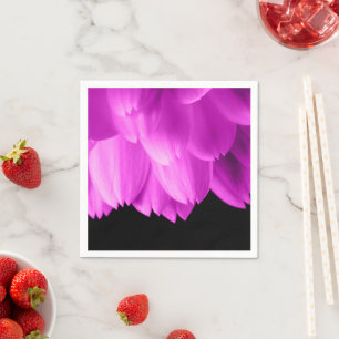 Shock rosa-blommor på svart pappersservett