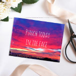 Shock rosa Blue Coastal Sunset Slår idag Citat Vykort<br><div class="desc">Det är slutet på dagen och ibland behöver du bara vind upp striderna! "Slå i ansikte i dag", för allt är möjligt att gång du tänker på det. Få inspiration när du skickar det här fotografiet tomt inuti hälsningskortet med en häpnadsväckande soluppgång av hett, orangar, lila och kornblommor. Gör en...</div>