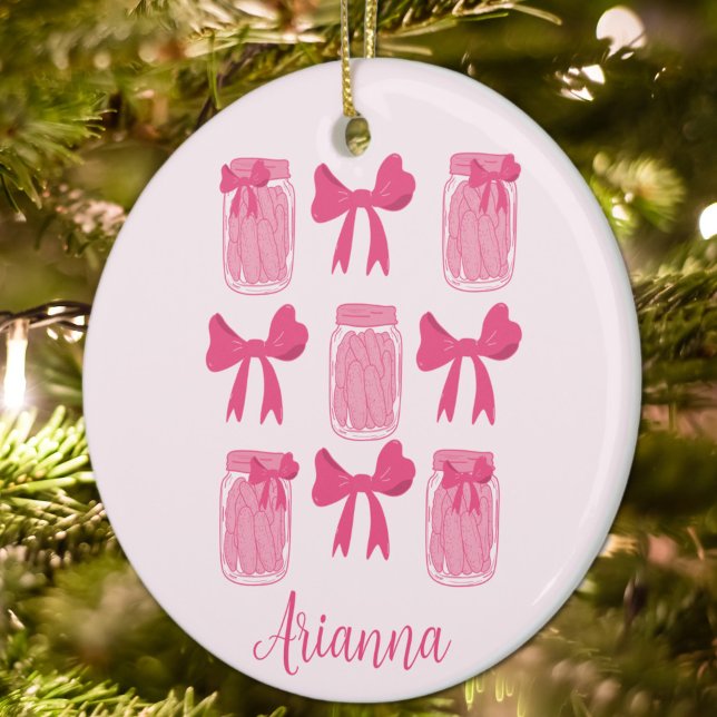 Shock rosa Coquette Pickle Burk och Bow Personlig Julgransprydnad Keramik (Hot Pink Coquette Pickle Jar and Bow Personalized Ornament)