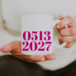 Shock rosa fet Bröllop-datum - Förlovning Kaffemugg<br><div class="desc">Detta är ett djärvt och modernt datum i shock rosa i mugg. Alla färg och typsnitt är redigerbara. Denna lustiga bröllop-planering gör perfekten till ett nyligen engagerat par när de påbörjar resan med bröllop-planeringen! // För matchande artiklar, gå till samlingen "BRÖLLOP PLANNING" i The By Nicole Desigzle Zazzle-butiken. * Om...</div>