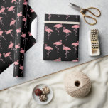 Shock rosa Flamingo Flock Ssömlös design Presentpapper<br><div class="desc">En livlig tropism för vilken tillfälle som helst! Det här sömlösa flamingomönstret på en riks svarta bakgrund ger en spricka av pulserande färg och vismisk charm till dina presentpresentationer. Perfekt för sommarfödelsedagar, möhippor, strandbröllop och tropiskt firande. Lägg till en stänk av kustnära roligt till din ge gåva och gör varje...</div>