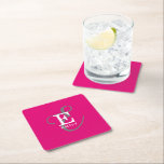 Shock rosa för monogramtypografi för anpassningsba underlägg papper kvadrat<br><div class="desc">Det handlar om dig med denna vackra pappra underlägg. Den har en snyggt för elegant av ditt namn och monogram med klassiska seriffer och en mer ornerad skripttypografi i en balanserad symmetri. De tre inslag blandas ihop med en sofistikerad harmoni och skapar din egen logotyp för personlig märkning. Här visas...</div>