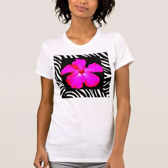 Shock rosa Hibiscus på Zebra tryck Performance Shi T-shirt (Framsida)