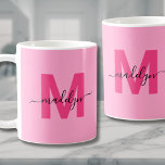 Shock rosa Initial Namn Monogram Kaffemugg<br><div class="desc">Personlig Modern Feminine Shock rosa Initial Namn Monogram-kaffe Mugg. Detta ultrafeminina mugg ger en lekfull chic till vilket kaffe eller te älskare som helst. Monogrammet visas på båda sidor med ett fet shock rosa över en mjuk rosa med ett svart elegant namn och lägger till en snyggt, personlig inslag från...</div>