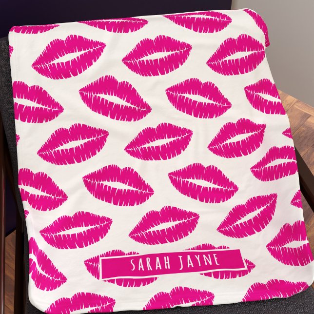 Shock rosa Läppar Lipstick Kiss Mönster Fleece Bla (Pink lipstick pattern fleece blanket with space for your name!)