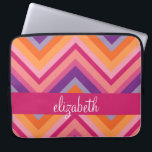 Shock rosa Lila Orange Chevron Mönster Laptop Fodral<br><div class="desc">Ett trendig mönster med ett typsnitt designat för en kvinnlig kvinna. Lägg till ditt namn eller monogram. Om du behöver göra ändringar i teckningen klickar du på knappen Anpassa för att göra ändringar.</div>