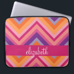 Shock rosa Lila Orange Chevron Mönster Laptop Fodral<br><div class="desc">Ett trendig mönster med ett typsnitt designat för en kvinnlig kvinna. Lägg till ditt namn eller monogram. Om du behöver göra ändringar i teckningen klickar du på knappen Anpassa för att göra ändringar.</div>